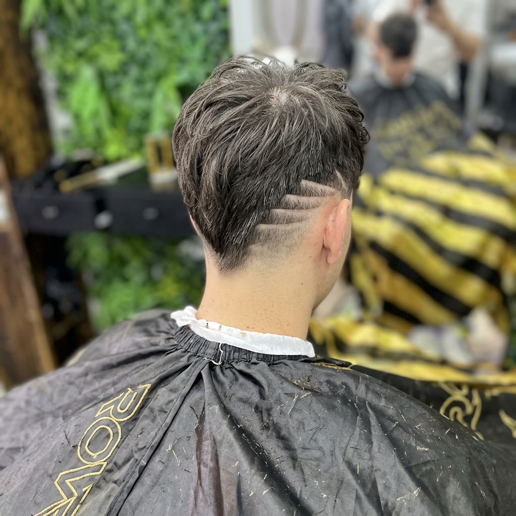 V-Taper cu linii freestyle din brici la Blessed Barbershop Târgoviște