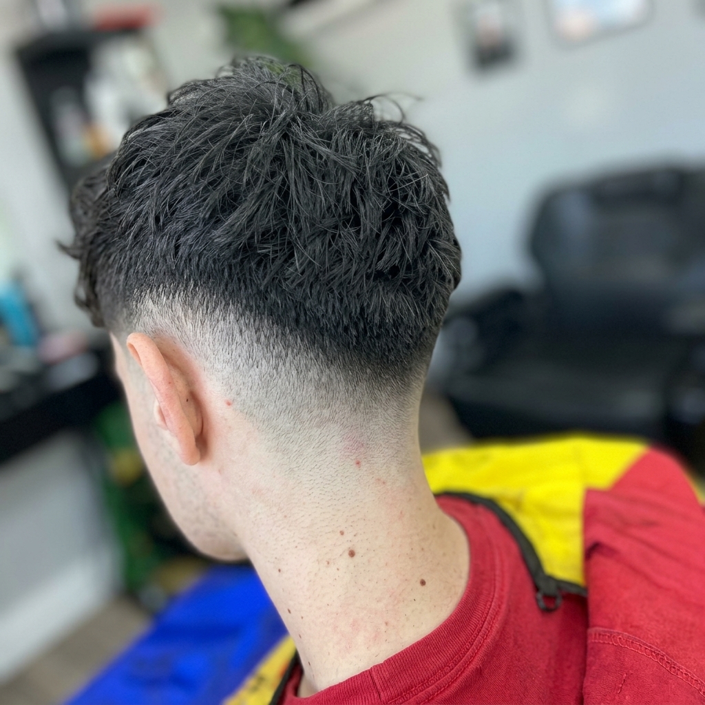 Low taper fade și textură ceafă la Blessed Barbershop Târgoviște